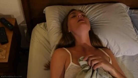 Сводные сестры возбудились на ночь глядя и устроили втроем жаркий лесбийский секс на кровати