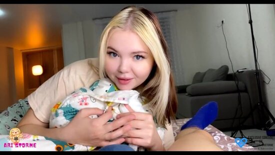 Молоденькая блондинка дарит чувственный минет своему сводному брату с раннего утра и пробует сперму