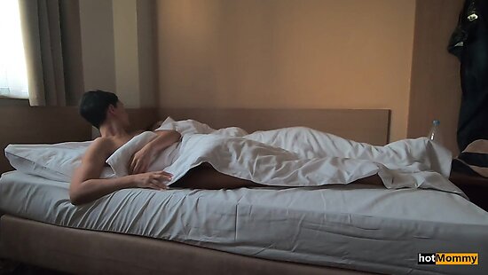 Сын с матерью остановились в отеле и легли спать на одну кровать